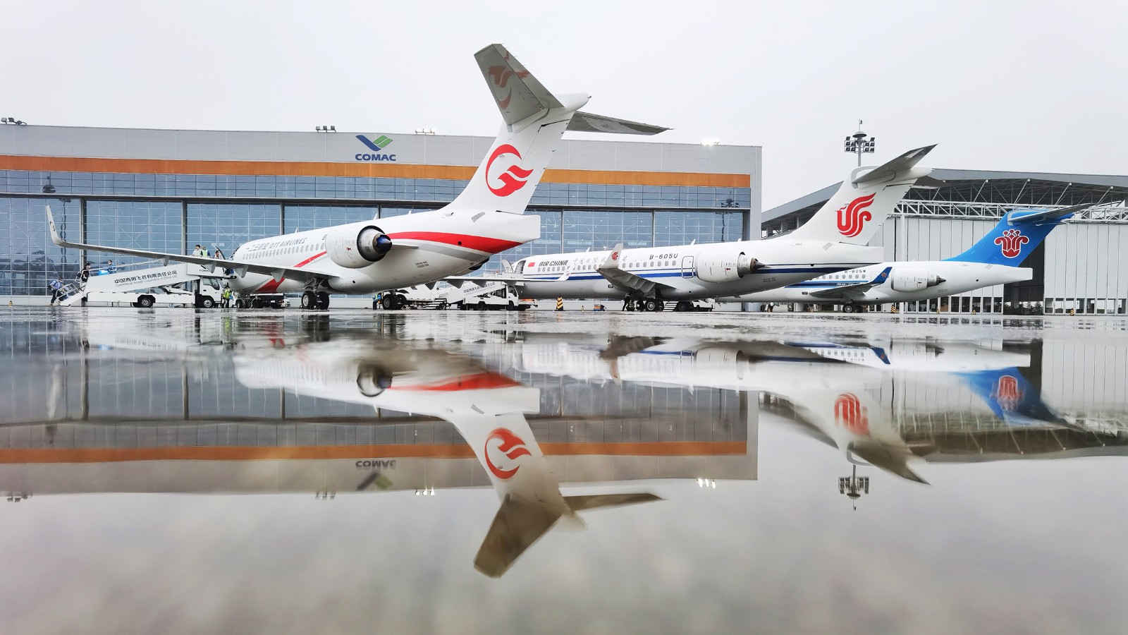 1-ARJ21封面图（摄影：李炳南）.jpg