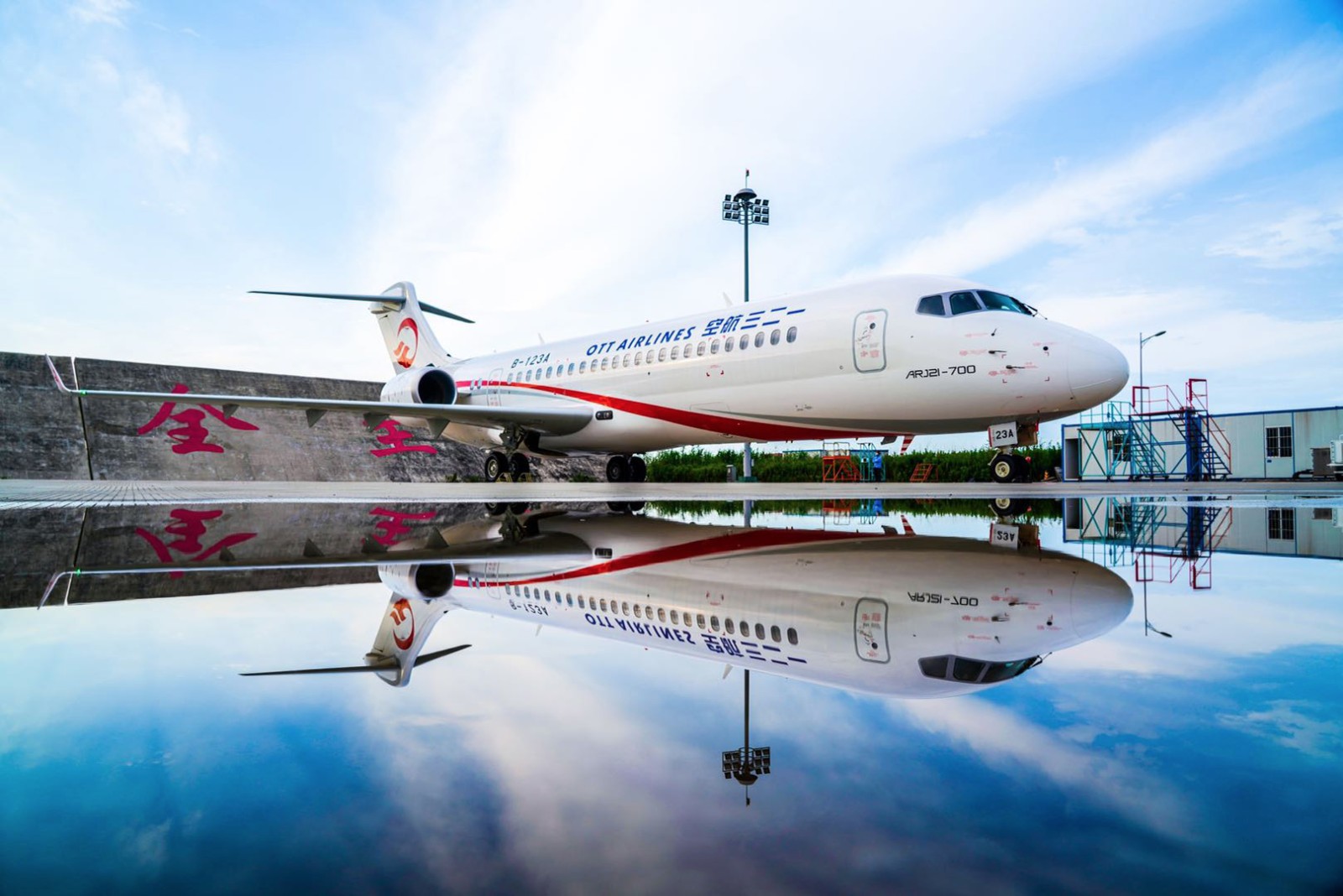 4-东航ARJ21.jpg